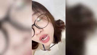 Dâm nữ Thái Lan kính cận cực múp vào nhà vệ sinh bóp vú xoa lồn sướng uốn éo rên rỉ