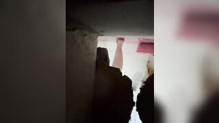 Cháu họ biến thái rình lén dì út tắm, chu đít rửa lồn.