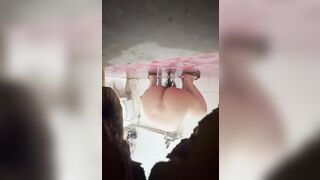 Cháu họ biến thái rình lén dì út tắm, chu đít rửa lồn.