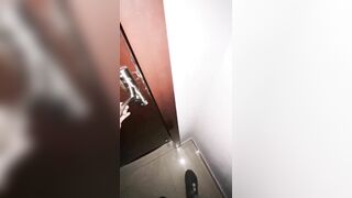 Nữa đêm lén lút trốn bố mẹ vào phòng e họ vạch quần e ra bú lồn bắt e bú cu r đụ