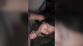 Em teen kính cận cực xinh tập bú cặc giả siêu dâm