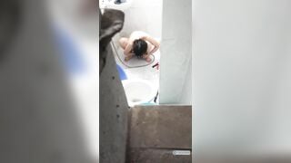 Quay lén em sinh viên phòng bên mới đi học về đi tắm p2
