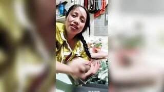 Mở cửa nằm sục cặc gặp ngay e hàng xóm sang chơi bị em đè ra bú cu luôn