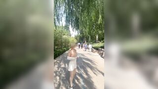 Dâm nữ mông to tròn trắng múp thích show hàng public nơi đông người p2