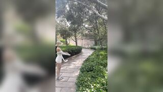 Dâm nữ mông to tròn trắng múp thích show hàng public nơi đông người p2