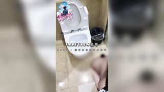 Huấn luyện chó cái,dắt đi dạo và cho làm bồn cầu uống nước đái chủ nhân