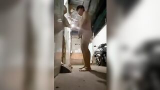 Ông chủ trọ và em sinh viên ra hành lang nhà trọ thanh toán tiền phòng.