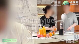 Bạn tôi đến chơi và lén lút quan hệ với vợ tôi trong bếp
