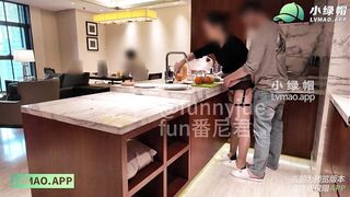 Bạn tôi đến chơi và lén lút quan hệ với vợ tôi trong bếp