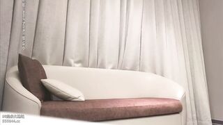 Cô gái dễ thương áo khoác hồng, có hình xăm cưỡi ngựa