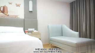 Nữ thần xinh đẹp, lén lút lấy bao cao su ra