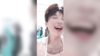 Em Tiktoker Trung Quốc lộ hàng khi đang livestream bán hàng