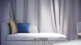 Cô gái ngoan ngoãn trong bộ sườn xám trắng sáng rạng rỡ