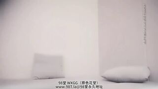 Một cô gái dịu dàng, cô ấy nhẹ nhàng và ngây thơ