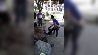 Học sinh lớp 10 ghen tuông chuyện tình cảm, đánh bạn tới tụt quần lòi sì líp lọt khe.