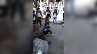 Học sinh lớp 10 ghen tuông chuyện tình cảm, đánh bạn tới tụt quần lòi sì líp lọt khe.