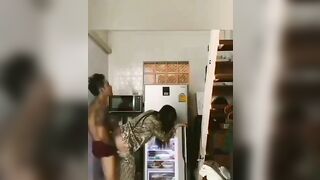 Sang hàng xóm ngắm gái địt luồn em rau mông to lồn khít