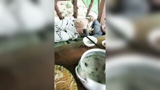 Nhậu với bác 5 hàng xóm hỏi về phụ nữ dâm, bác liền móc lồn lông đen sì ra khoe.