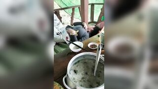Nhậu với bác 5 hàng xóm hỏi về phụ nữ dâm, bác liền móc lồn lông đen sì ra khoe.