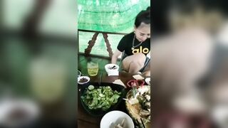 Nhậu với bác 5 hàng xóm hỏi về phụ nữ dâm, bác liền móc lồn lông đen sì ra khoe.