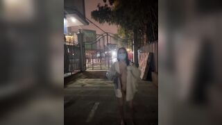 Gái xinh ngây ngộ lồn không lông nghe lời bạn trai cởi đồ đi dạo nhiều nơi trên phố