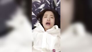 Mới đút vào đụ chút mà em nữ sinh sướng trợn cả mắt