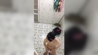 Em họ tắm dáng đẹp