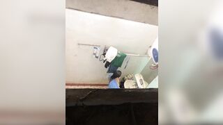anh ngồi trên nóc nhà nhìn e tắm