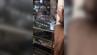 Thằn lằn bám kính với em vào đêm 20/10