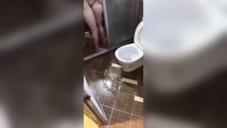 Vk dâm bị hiếp ở tolet