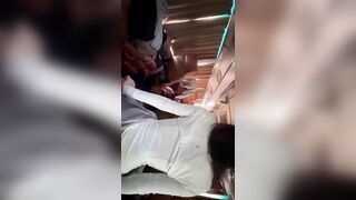 dẫn vợ nó đi du lịch thư giãn, kết quả trên xe buýt thì nó cưỡi tao luôn