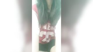 Em teen mới lớn ngồi dạng chân móc bím