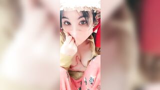 Gái xinh buổi trưa ra vườn live móc bím nước bắn từa lưa