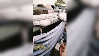 1 cô gái trong khu tự trị cảnh đụ không khoan nhượng chỗ nhiều người,chả ai qua tâm.