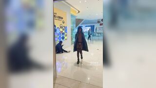 gái xinh khỏa thân đi dạo trong TTTM public