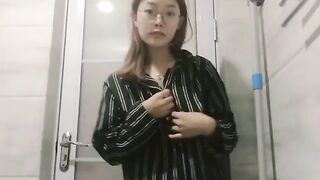 E sinh viên Loli kính cận, Vào WC Đại học Khoe Vú móc lồn rậm lông live sex
