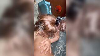 Nằm im cho cô bạn thân thực hành bú cu
