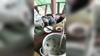 Nhậu say lỡ mồm hỏi bác 2 đàn bà dâm không, bác liền tụt quần khoe lồn lông đen xì.