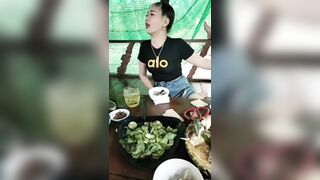 Nhậu say lỡ mồm hỏi bác 2 đàn bà dâm không, bác liền tụt quần khoe lồn lông đen xì.