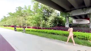 Em teen thích khỏa thân đi dạo ở công viên, bị nhìn thấy cũng mặc kệ #1