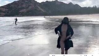 Em teen có sở thích khỏa thân, đi dạo ở bãi biển đầy người #2