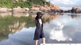 Em teen có sở thích khỏa thân, đi dạo ở bãi biển đầy người #2