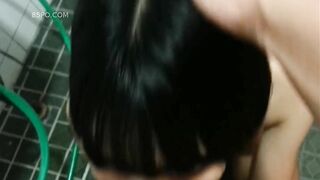 Em học sinh k10 đi tắm bị bố dượng vào bắt bú cu ngập mồm