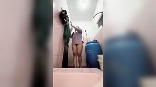 Vợ thằng bạn dâm xinh vú to lồn múp thủ dâm cho xem phần 1