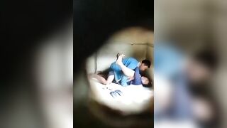 Đục lỗ quay lén hàng xóm địt nhau dâm đãng kích thích