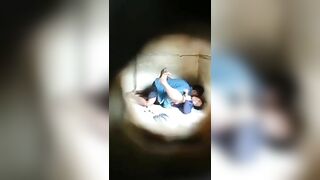 Đục lỗ quay lén hàng xóm địt nhau dâm đãng kích thích