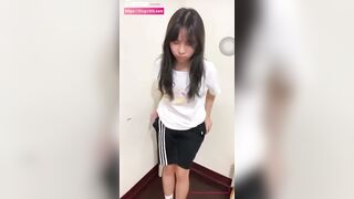 Em em học sinh dễ thương thủ dâm còn khoe cái cô bé hồng lên mạng