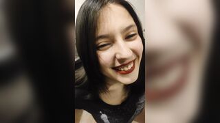 Con gái cùng bố dượng lén lút trốn vợ vào nhà vệ sinh bú cu làm tình đụ bắn đầy lồn