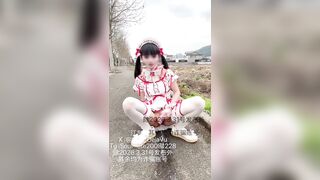 Em loli bím múp cực dâm cosplay ra ngồi giữa đường móc lồn sướng quá đái như xả lũ