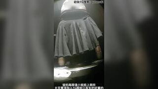Lắp cam quay lén trg nhà vệ sinh quán quay lén e teen mông to tròn trắng múp đi đái